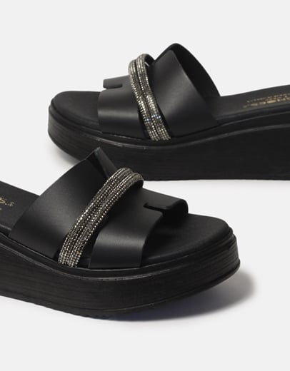 Εικόνα της Δερμάτινα σανδάλια Ελληνικής κατασκευής με λουράκια από strass Μαύρο