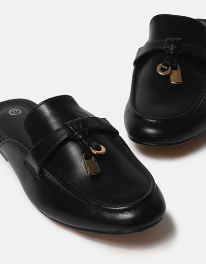 Εικόνα της Flat mules με κρεμαστό διακοσμητικό Μαύρο