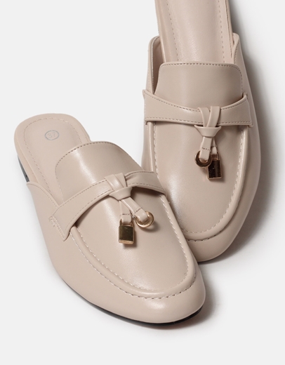 Εικόνα της Flat mules με κρεμαστό διακοσμητικό Μπεζ