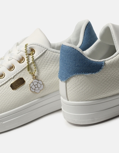 Εικόνα της Γυναικεία sneakers σε απλή γραμμή με διακοσμητική αλυσίδα Τζιν