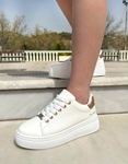 Εικόνα από Δίσολα sneakers με μεταλλικές λεπτομέρειες Λευκό/Σαμπανί