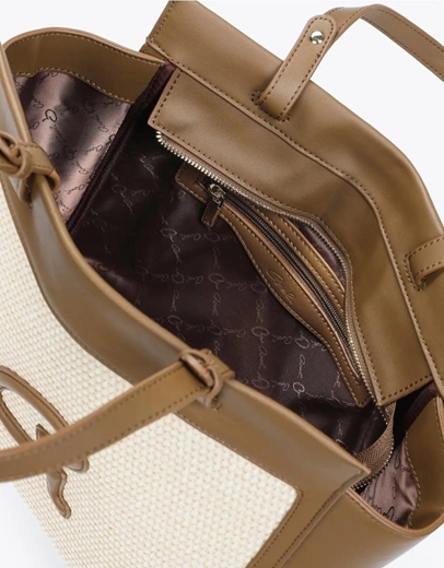 Εικόνα της Τσάντα ώμου ADRIANA με ψάθα και ανάγλυφο μονόγραμμα 'a' Καφέ