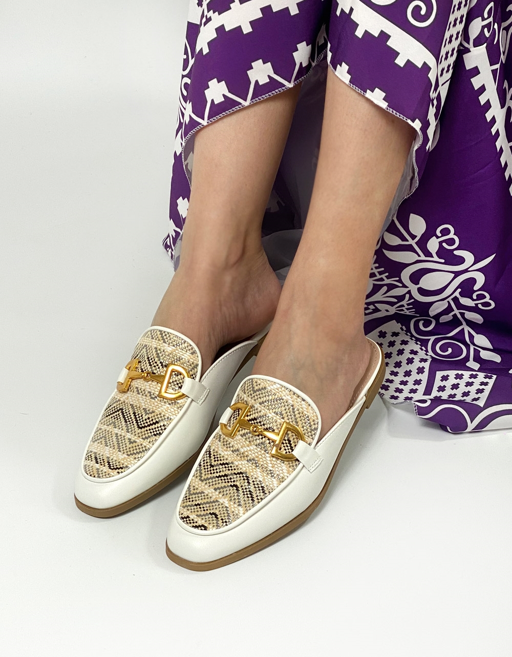 Εικόνα από Mules με μεταλλική αγκράφα και σχέδιο πλέξης Λευκό