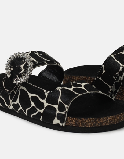 Εικόνα της Δερμάτινα σανδάλια με τοκά από strass Μαύρο