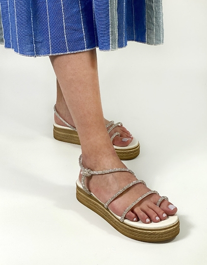 Εικόνα της Δερμάτινα σανδάλια flatforms Ελληνικής κατασκευής με strass Λευκό