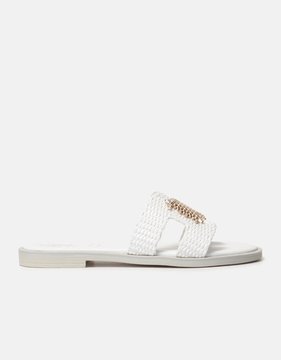 Εικόνα της Δερμάτινα flat σανδάλια Ελληνικής Κατασκέυης με μεταλλικό διακοσμητικό Λευκό