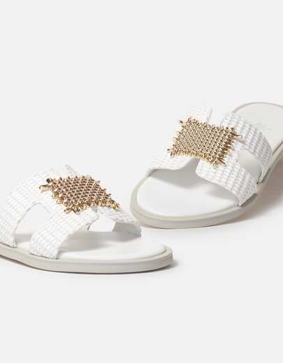 Εικόνα της Δερμάτινα flat σανδάλια Ελληνικής Κατασκέυης με μεταλλικό διακοσμητικό Λευκό