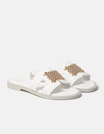 Εικόνα της Δερμάτινα flat σανδάλια Ελληνικής Κατασκέυης με μεταλλικό διακοσμητικό Λευκό
