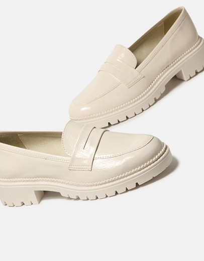 Εικόνα της Basic μονόχρωμα loafers Ελληνικής Κατασκευής με τρακτερωτή σόλα Πάγου