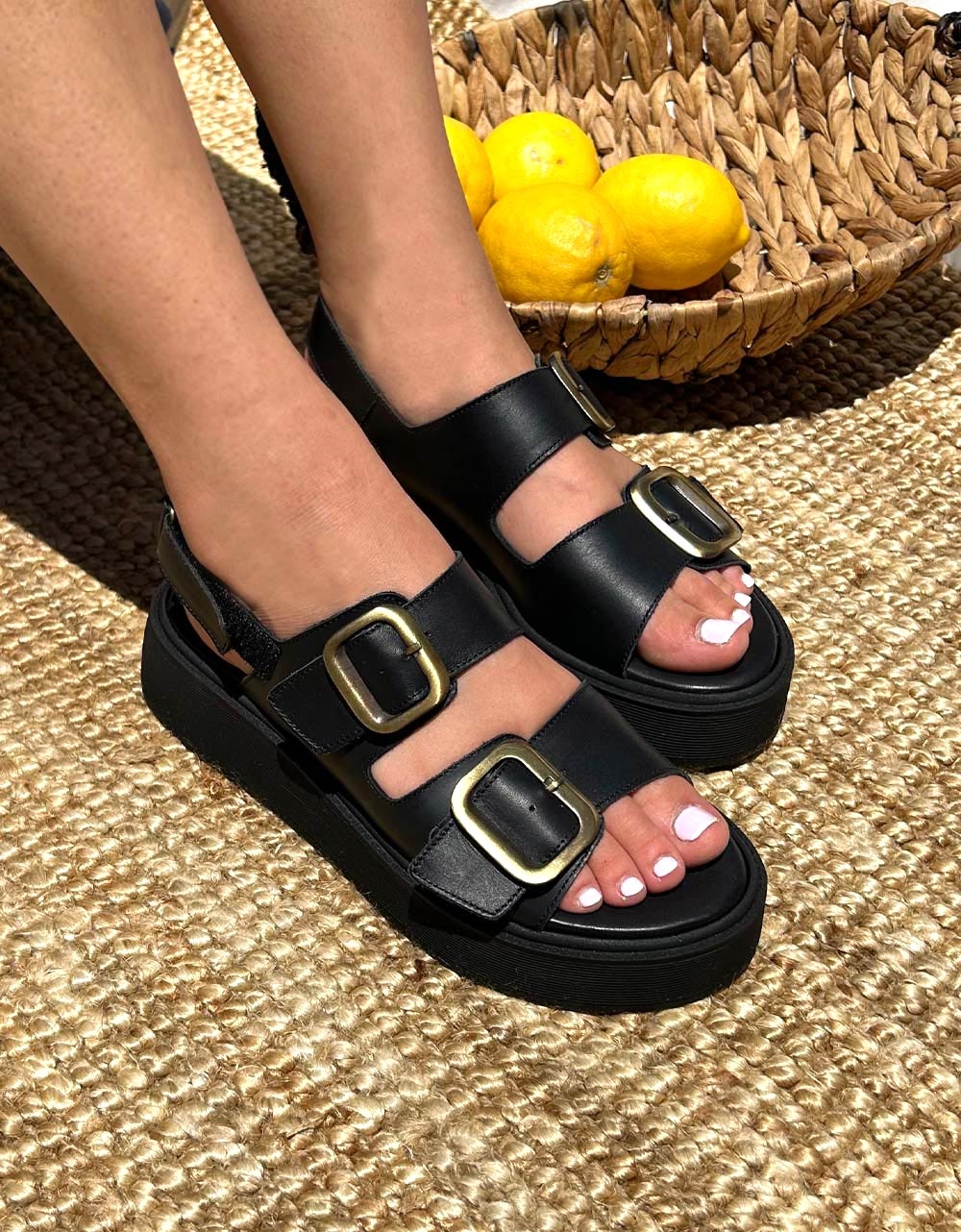 Εικόνα από Δερμάτινα flatforms Ελληνικής κατασκευής με μεταλλικούς τοκάδες Μαύρο