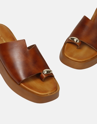 Εικόνα της Δερμάτινα flatforms Ελληνικής κατασκευής με μεταλλική λεπτομέρεια Ταμπά