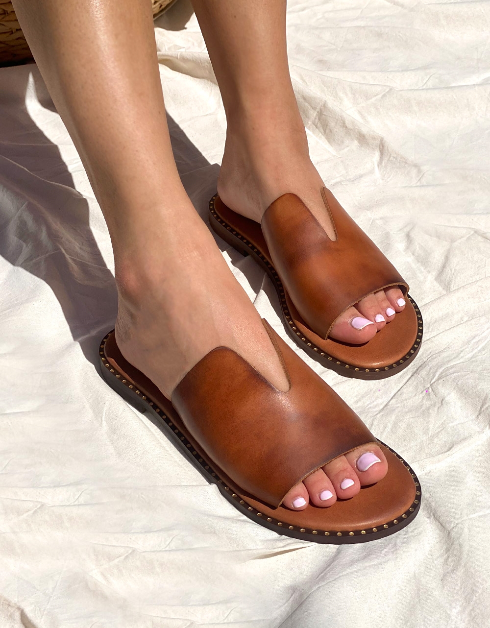 Εικόνα από Δερμάτινα flat σανδάλια Ελληνικής Κατασκευής με κόψιμο στη φάσα Ταμπά