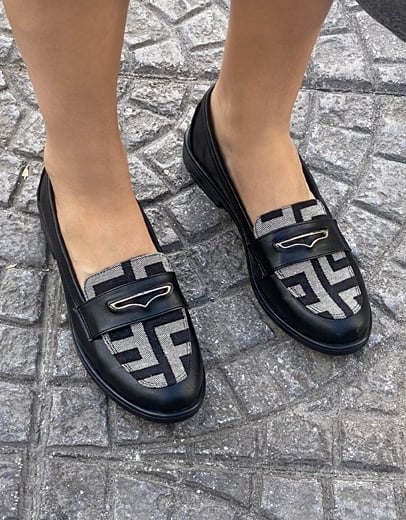 Εικόνα της Loafers Ελληνικής κατασκευής με μοτίβο μαιάνδρου Μαύρο