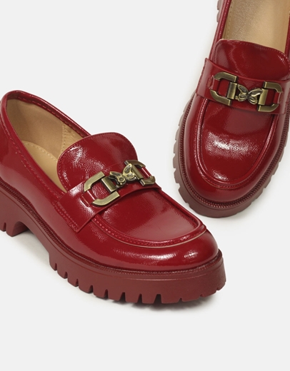 Εικόνα της Loafers μονόχρωμα με μεταλλική πεταλούδα Μπορντώ