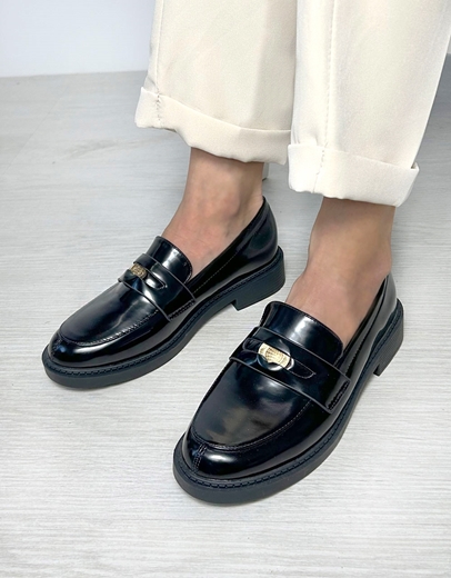 Εικόνα της Flat loafers λουστρίνι με χρυσή λεπτομέρεια Μαύρο