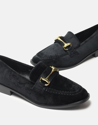 Εικόνα της Velvet flat loafers με μεταλλική αγκράφα Μαύρο