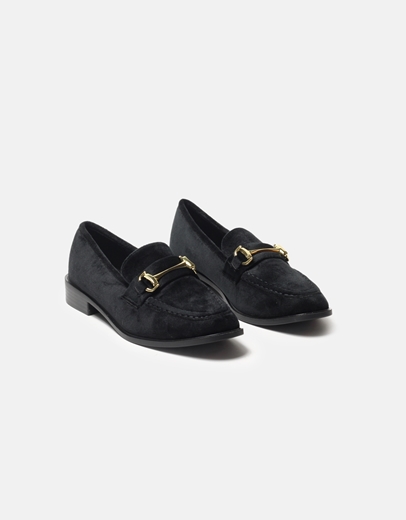 Εικόνα της Velvet flat loafers με μεταλλική αγκράφα Μαύρο