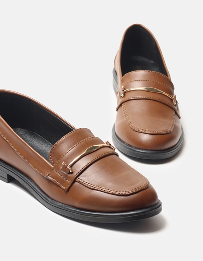 Εικόνα της Μονόχρωμα loafers Ελληνικής κατασκευής με μεταλλική λεπτομέρεια Ταμπά