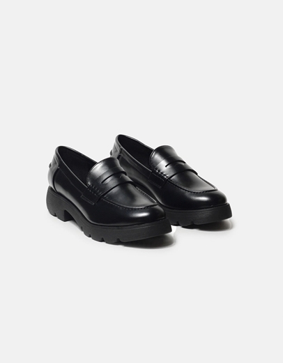 Εικόνα της Basic μονόχρωμα loafers με τρακτερωτή σόλα Μαύρο