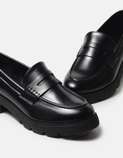 Εικόνα της Basic μονόχρωμα loafers με τρακτερωτή σόλα Μαύρο