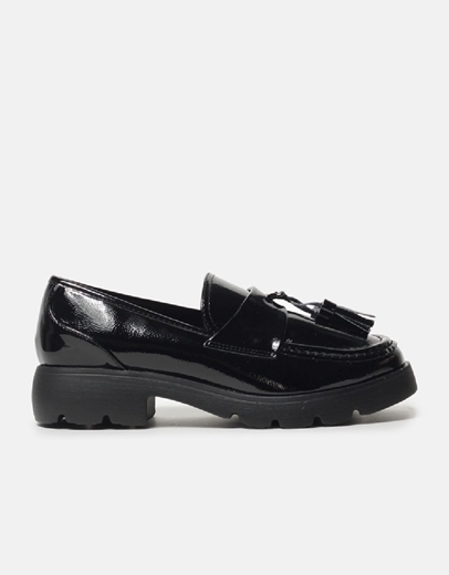 Εικόνα της Loafers λουστρίνι με κρεμαστό διακοσμητικό Μαύρο