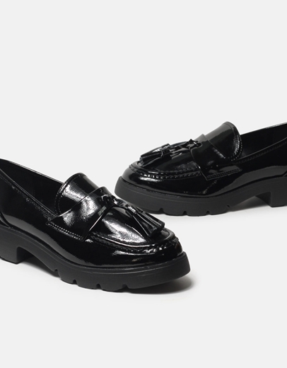 Εικόνα της Loafers λουστρίνι με κρεμαστό διακοσμητικό Μαύρο
