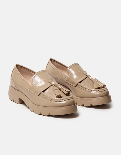 Εικόνα της Loafers λουστρίνι με κρεμαστό διακοσμητικό Πούρο