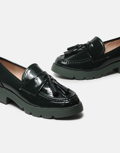 Εικόνα της Loafers λουστρίνι με κρεμαστό διακοσμητικό Πράσινο