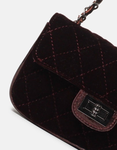 Εικόνα της Δερμάτινη τσάντα καπιτονέ με ιδιαίτερες ραφές Μπορντώ