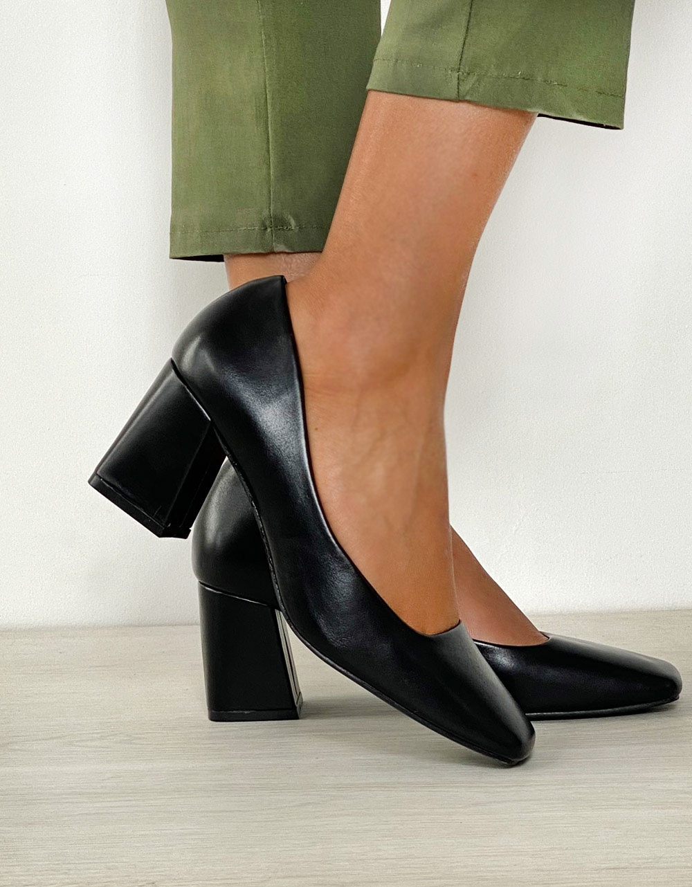 Εικόνα από Γόβες σε καρέ γραμμή με τετράγωνο τακούνι Μαύρο