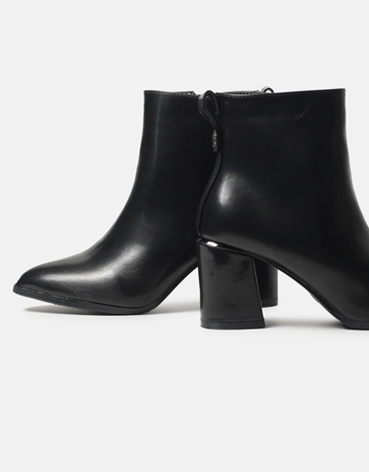 Εικόνα της Μποτάκια με μεταλλική λεπτομέρεια στο τακούνι Μαύρο