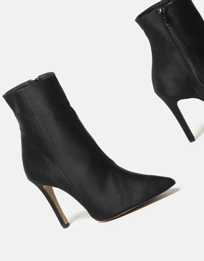 Εικόνα της Σατέν μυτερά μποτάκια Ελληνικής Κατασκευής με λεπτό τακούνι Μαύρο