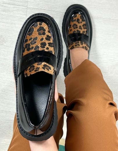 Εικόνα της Loafers λουστρίνι με τρακτερωτή σόλα Λεοπάρ