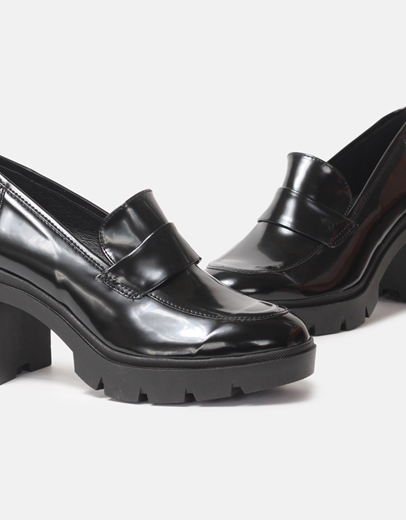 Εικόνα της Loafers λουστρίνι Ελληνικής Κατασκευής με χαμηλό τακούνι Μαύρο