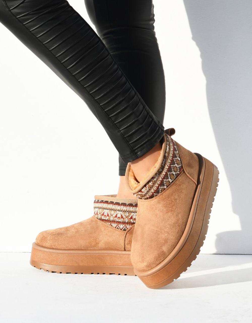 Εικόνα από Δίσολα suede μποτάκια αστραγάλου με σχέδιο Ταμπά