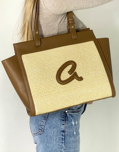 Εικόνα της Τσάντα ώμου ADRIANA με ψάθα και ανάγλυφο μονόγραμμα 'a' Καφέ