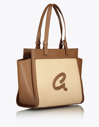 Εικόνα της Τσάντα ώμου ADRIANA με ψάθα και ανάγλυφο μονόγραμμα 'a' Καφέ