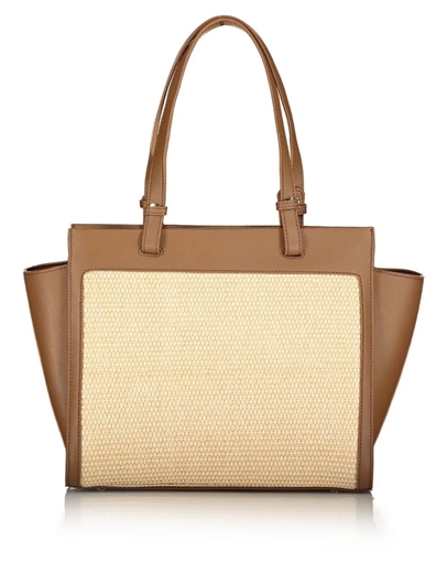 Εικόνα της Τσάντα ώμου ADRIANA με ψάθα και ανάγλυφο μονόγραμμα 'a' Καφέ