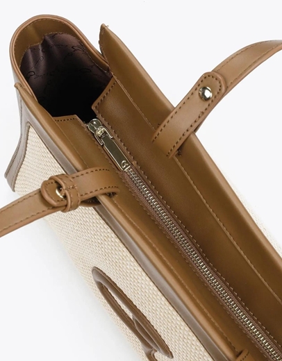 Εικόνα της Τσάντα ώμου ADRIANA με ψάθα και ανάγλυφο μονόγραμμα 'a' Καφέ