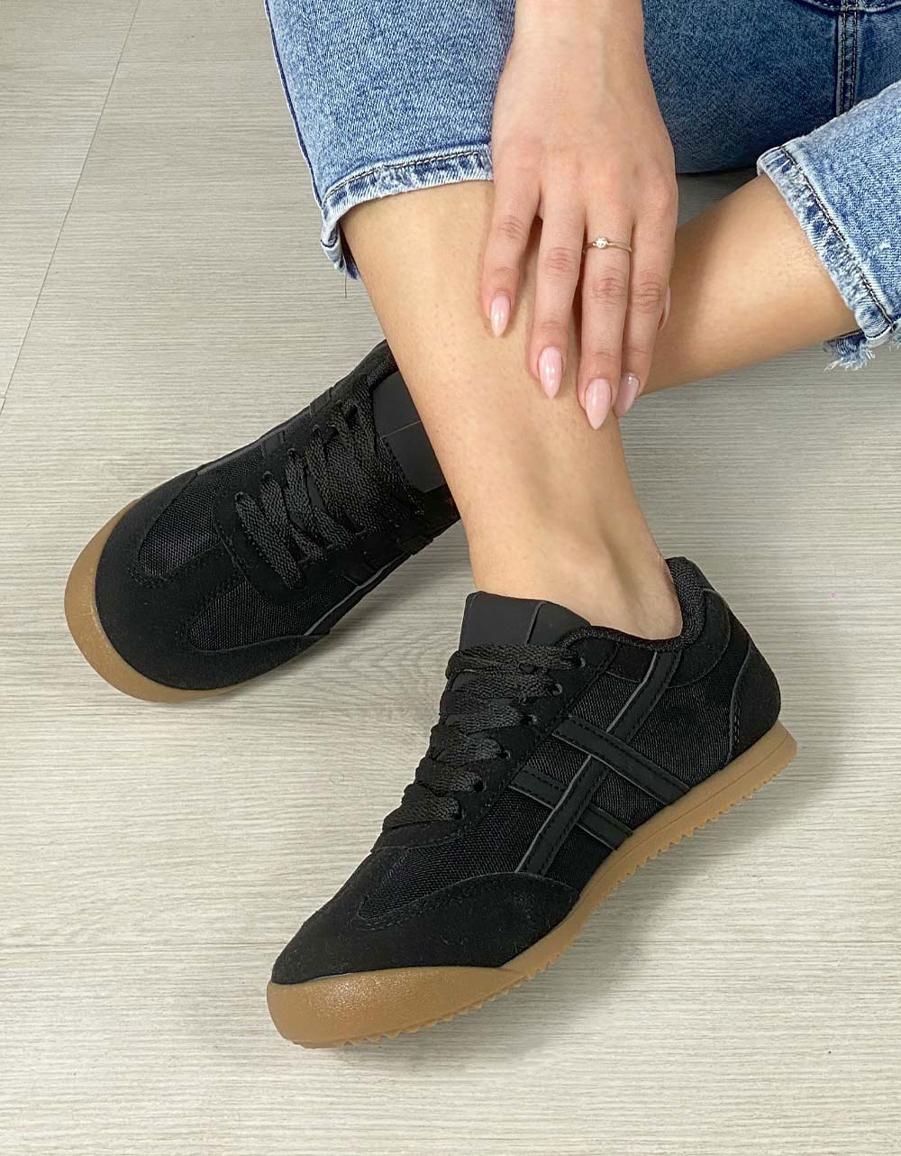 Εικόνα από Γυναικεία sneakers με μοτίβο στο πλάι Μαύρο