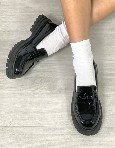 Εικόνα της Γυναικεία loafers λουστρίνι μονόχρωμα σε απλή γραμμή Μαύρο