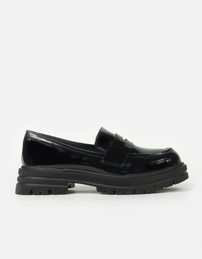 Εικόνα της Γυναικεία loafers λουστρίνι μονόχρωμα σε απλή γραμμή Μαύρο