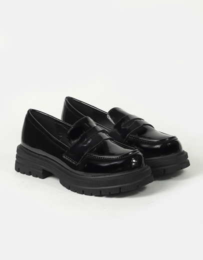 Εικόνα της Γυναικεία loafers λουστρίνι μονόχρωμα σε απλή γραμμή Μαύρο