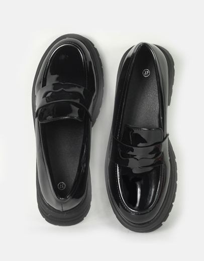 Εικόνα της Γυναικεία loafers λουστρίνι μονόχρωμα σε απλή γραμμή Μαύρο