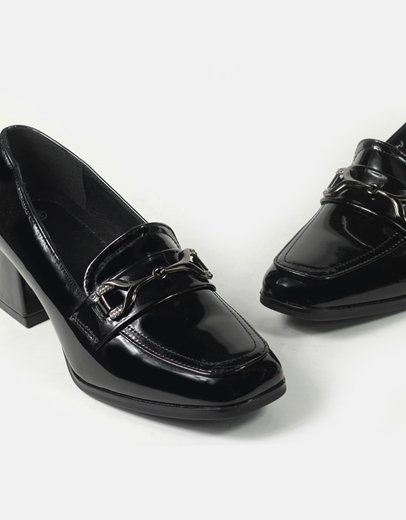 Εικόνα της Γυναικεία loafers μονόχρωμα με τακούνι και διακοσμητικό Μαύρο