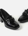 Εικόνα από Γυναικεία loafers μονόχρωμα με τακούνι και διακοσμητικό Μαύρο