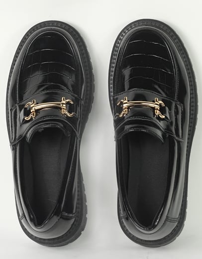 Εικόνα της Γυναικεία loafers με κροκό σχέδιο και διακοσμητικό Μαύρο