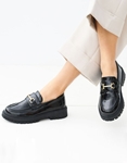 Εικόνα από Γυναικεία loafers λουστρίνο με διακοσμητικό Μαύρο