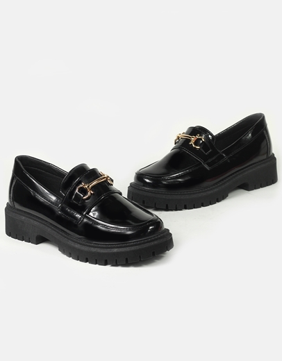 Εικόνα της Γυναικεία loafers λουστρίνο με διακοσμητικό Μαύρο