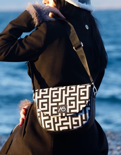 Εικόνα της Χειροποίητο τσαντάκι με μαίανδρο και προσαρμοζόμενο ιμάντα Μαύρο